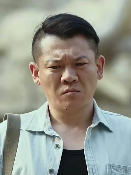 江離(電影《赤血營救》中的角色,由姜藝聲飾演) 江離(電影《赤血營救》中的角色,由姜藝聲飾演)