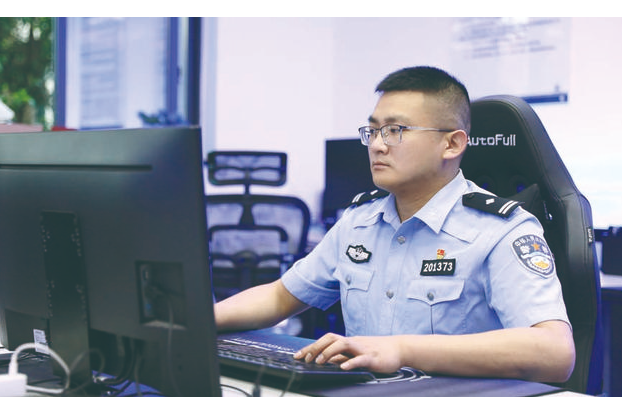 李果(重慶市合川區公安局刑事警察支隊刑事技術大隊副大隊長) 李果(重慶市合川區公安局刑事警察支隊刑事技術大隊副大隊長)