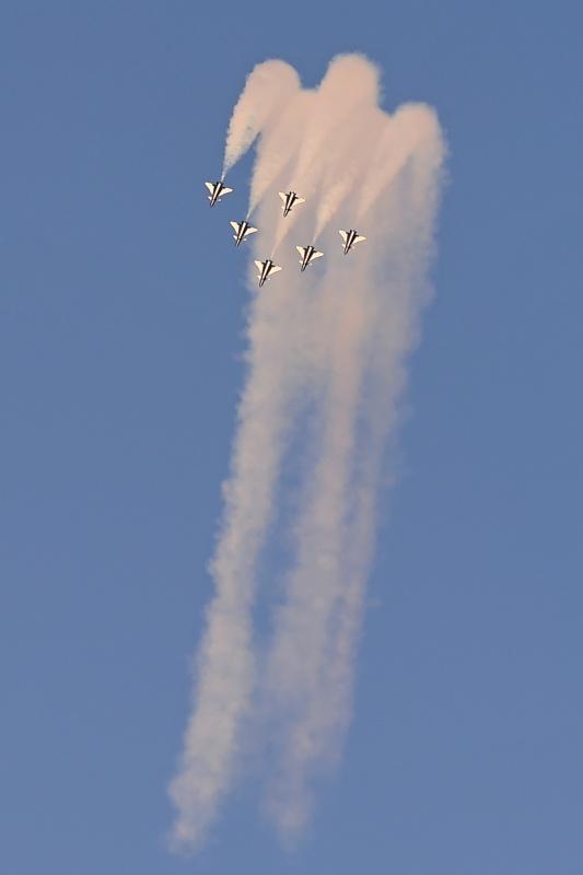 中國空軍八一飛行表演隊在杜拜航展上進行飛行表演