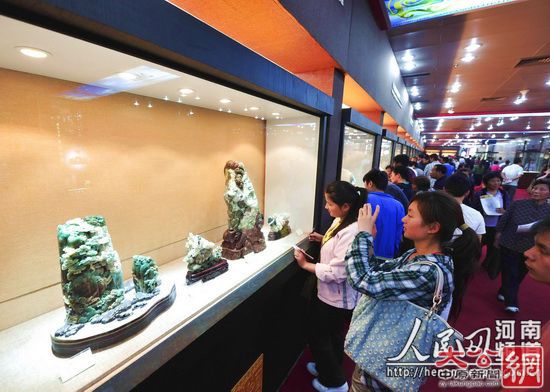 國內外遊客參觀中國南陽玉雕節玉雕精品展