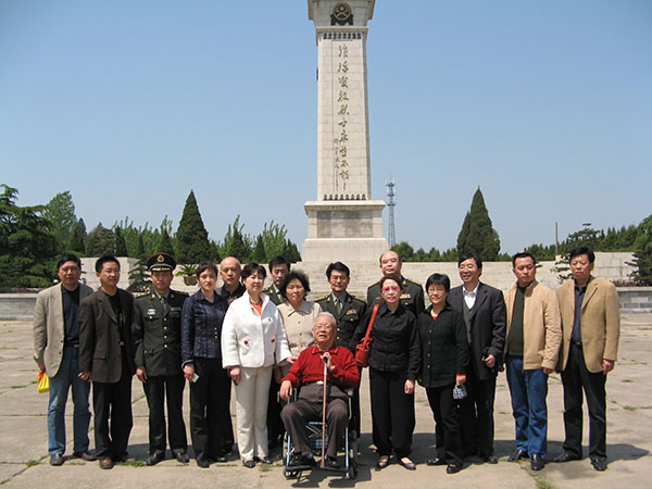 張斌出席“淮海戰役”勝利60周年紀念大會在烈士紀念碑下合影