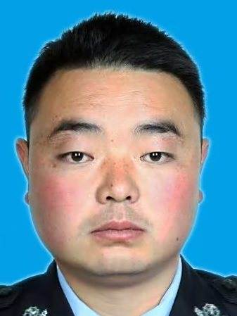 杜文龍(四川省甘孜藏族自治州色達縣公安局副局長) 杜文龍(四川省甘孜藏族自治州色達縣公安局副局長)