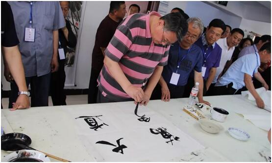 中國老年書畫研究會常務副會長王吉為社區題詞