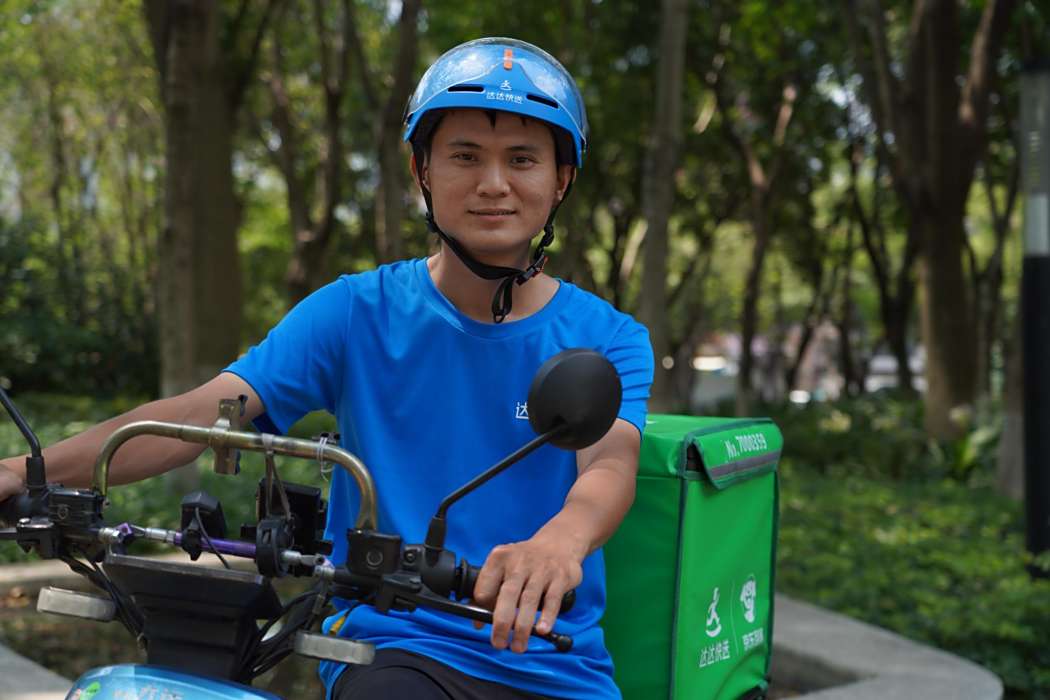 吳榮強(中國當代詩人、外賣騎手,以反映打工群體生存狀態的詩歌創作為特色) 吳榮強(中國當代詩人、外賣騎手,以反映打工群體生存狀態的詩歌創作為特色)