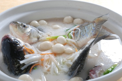 平菇燒鯽魚 平菇燒鯽魚