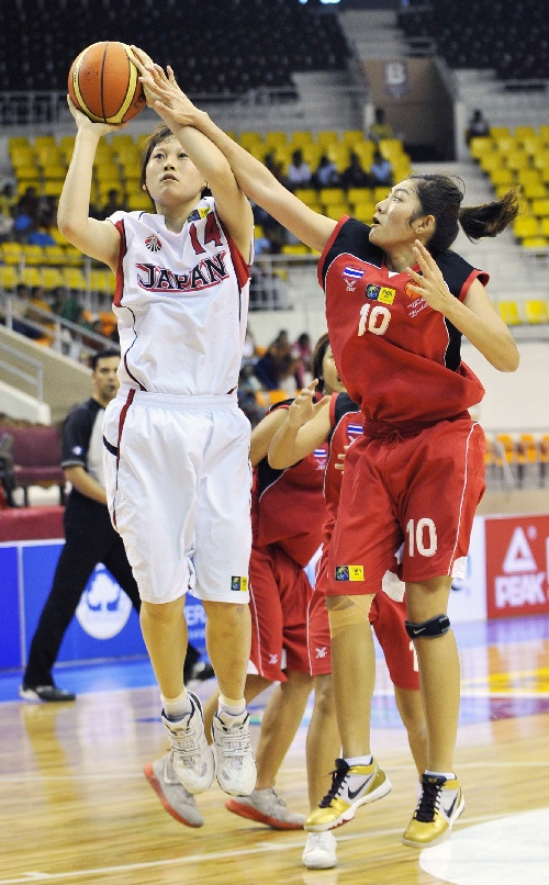 日本女籃勝泰國 高田真希（左）投籃