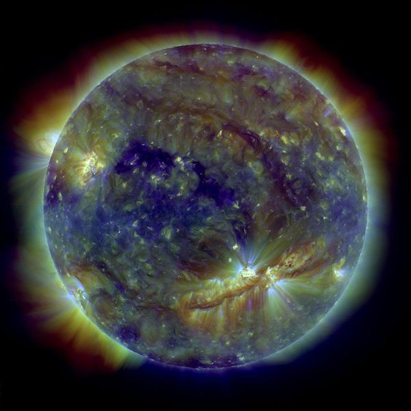 2010年10月在不同黑子上方看見的日冕構造