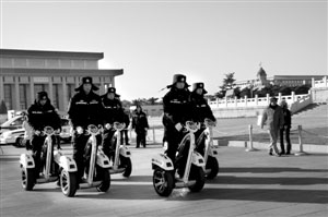 民警騎著“智慧型單警”在天安門廣場上巡邏