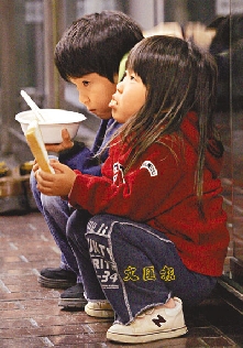 日本兒童震後只能在庇護所內進食