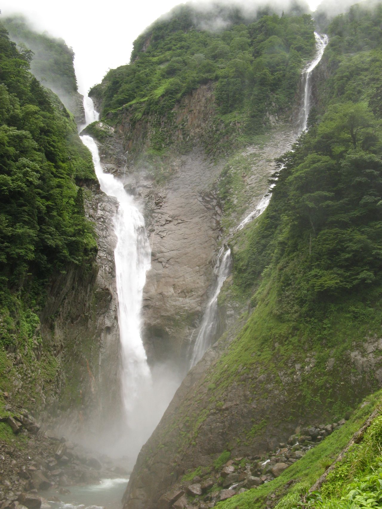 稱名滝（左） 與 ハンノキ滝（右）