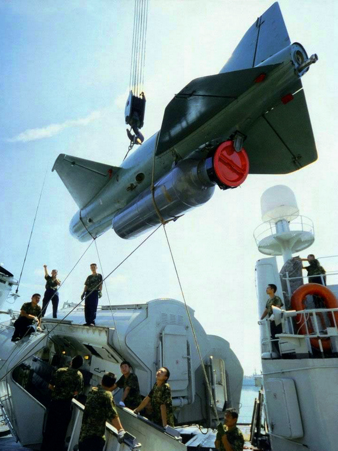 海鷹-1艦艦飛彈吊裝