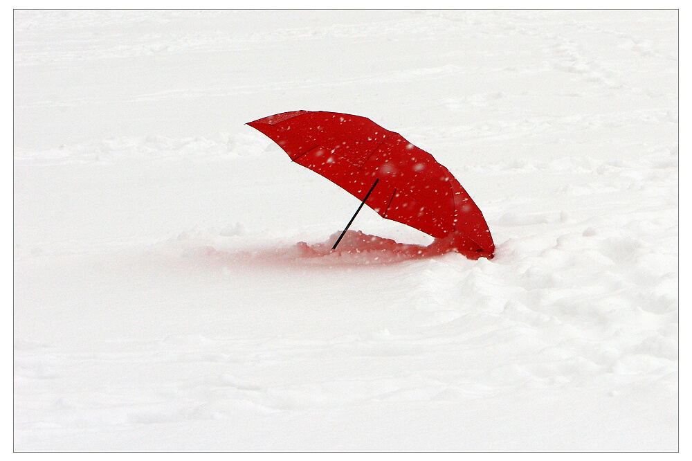 雪天裡的紅雨傘