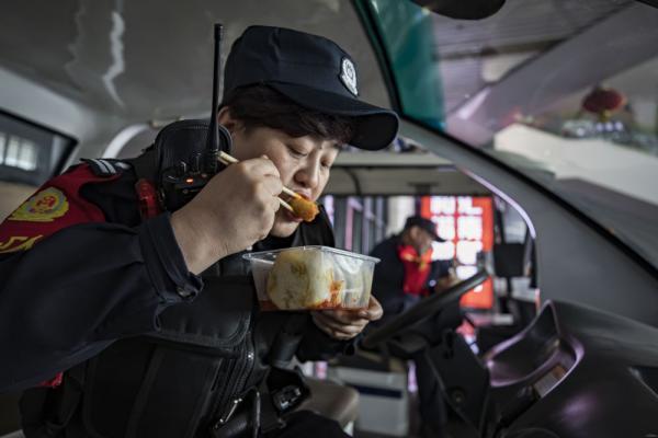 李敏利(烏魯木齊站派出所執勤一大隊大隊長) 李敏利(烏魯木齊站派出所執勤一大隊大隊長)