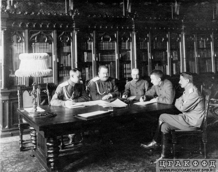 1917年克倫斯基和他的部下召開會議
