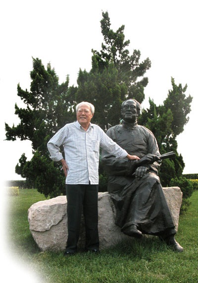 相聲名家蘇文茂先生在自己的墓地塑像前