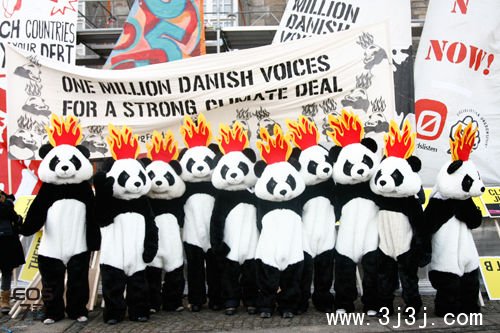 志願者裝扮成熊貓模樣參加遊行