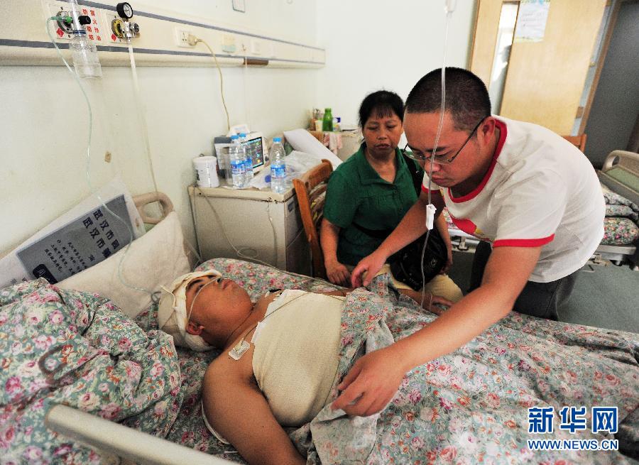 哥哥劉培在護理剛剛推出手術室的弟弟劉洋