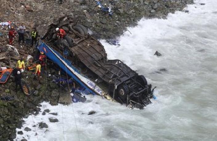 12·27秘魯客車墜河事故