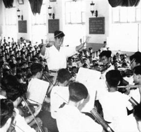 1954年，霍存慧指揮東北音專演出