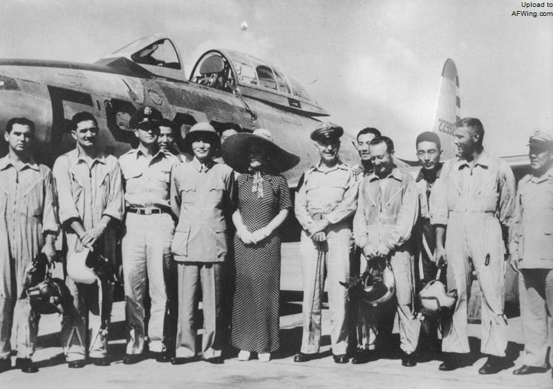 1953 年蔣介石視察台南基地換裝新戰鬥機