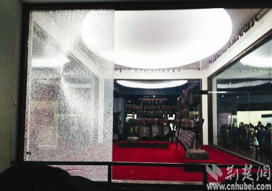 湖北省博曾侯乙編鐘玻璃罩炸裂