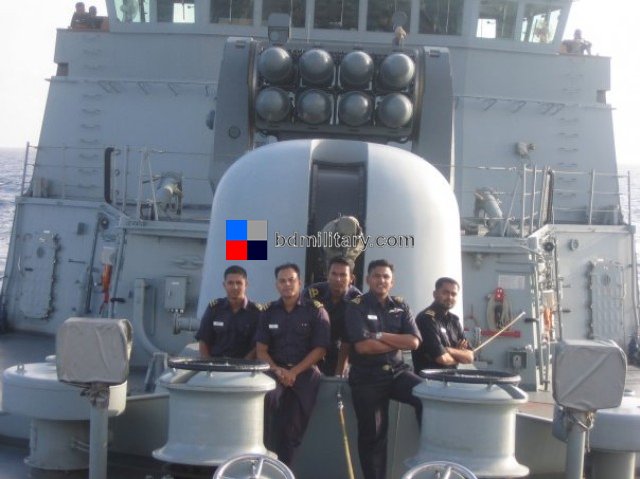 艦艏主炮與“海響尾蛇”八聯裝艦空飛彈發射裝置特寫
