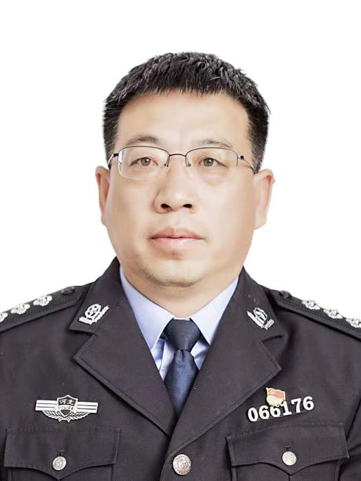 王向峰(河北省承德市圍場滿族蒙古族自治縣公安局黨委委員、政工監督室主任) 王向峰(河北省承德市圍場滿族蒙古族自治縣公安局黨委委員、政工監督室主任)