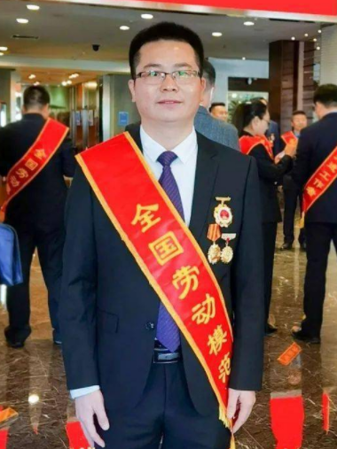 劉建兵(富士康鴻富錦精密工業電極設計技術工) 劉建兵(富士康鴻富錦精密工業電極設計技術工)