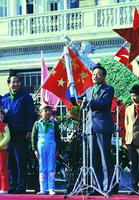 1986年,吳邦國在小紅星兒童節上