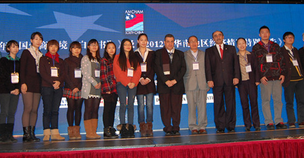 華南美國商會會長與華立學生代表合影