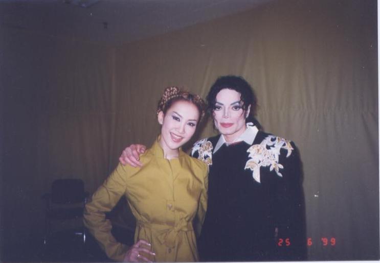 1999年李玟擔任MJ韓國演唱會嘉賓