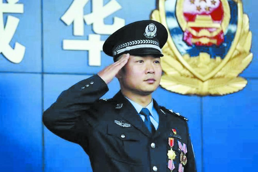 肖毅(成都市公安局成華區分局猛追灣派出所所長) 肖毅(成都市公安局成華區分局猛追灣派出所所長)