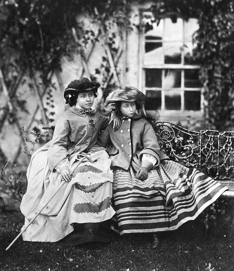 愛麗絲（右）和她的姐姐維多利亞