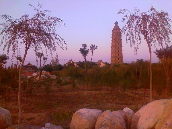 夕陽下的海寶塔全景