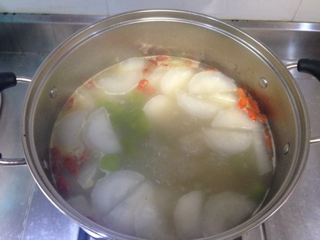 蘿蔔萵苣排骨湯