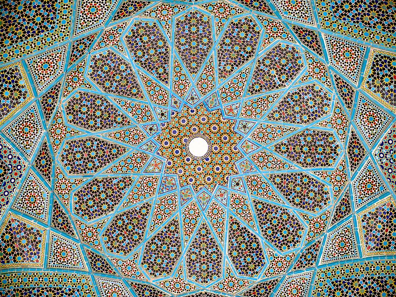 伊朗設拉子哈菲茲墓的穹頂的阿拉伯式花紋。
