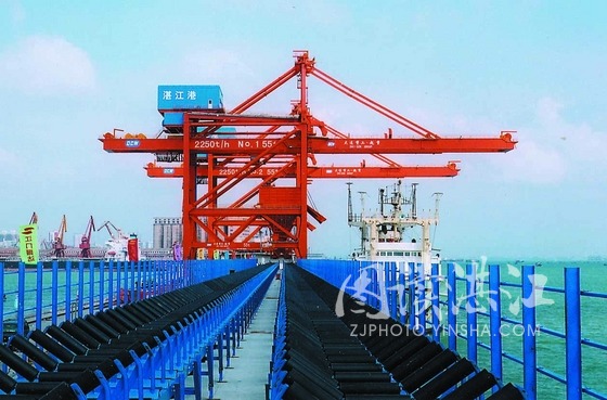 湛江港20萬噸級礦石碼頭雄姿。