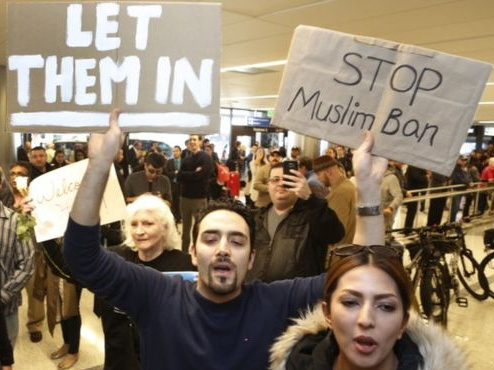 民眾在美國機場抗議特朗普的移民禁令（圖：美聯社）