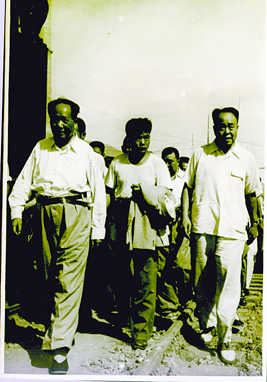 1958年9月韓寧夫（右）陪同毛主席考察武鋼