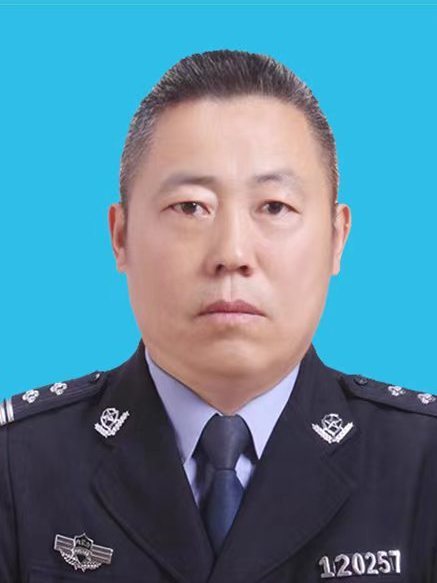 徐曉亮(內蒙古自治區阿拉善盟阿拉善左旗敖倫布拉格鎮黨委委員、派出所所長) 徐曉亮(內蒙古自治區阿拉善盟阿拉善左旗敖倫布拉格鎮黨委委員、派出所所長)