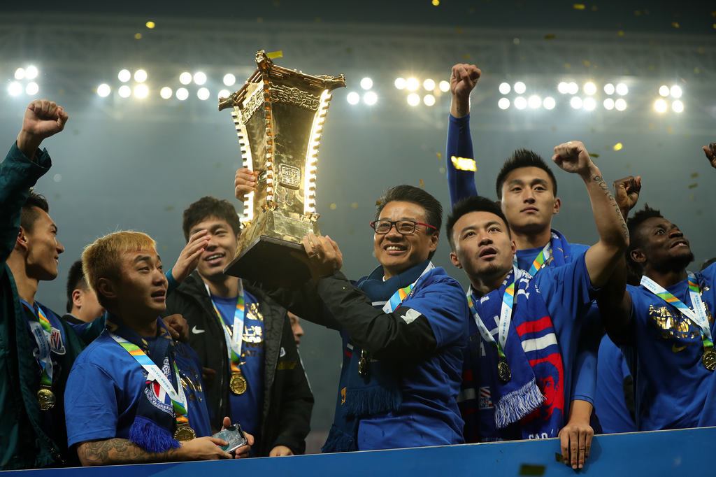 吳金貴手捧2017年中國足協杯冠軍獎盃