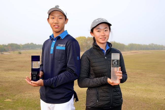 姜頌格（左）與關楊茜贏得冠軍
