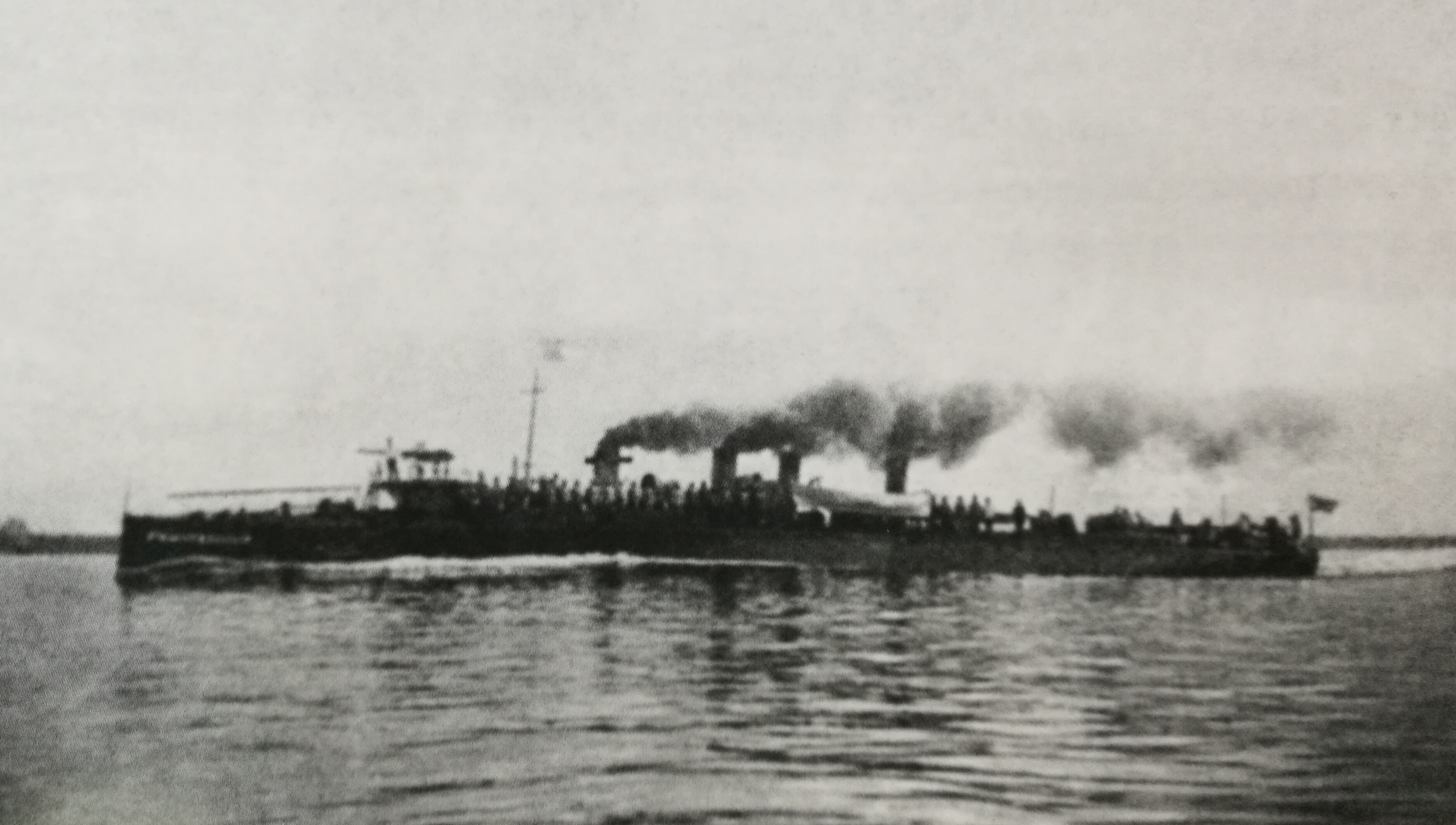 俄軍驅逐艦堅決號，日俄戰爭中被俘獲改名為曉，最後改為山彥