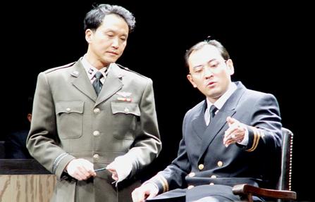 劇中人伯德(右)鄒健 飾與格林渥