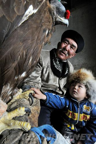 (9圖片)柯爾克孜族訓鷹絕技能世代相傳