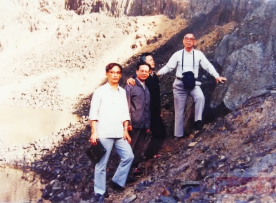 80年代，杜學成（最左）正在王借崗考察地質
