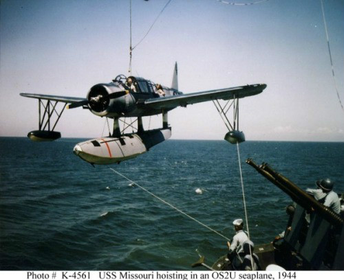 1944年，密蘇里號上的OS2U翠鳥艦載機