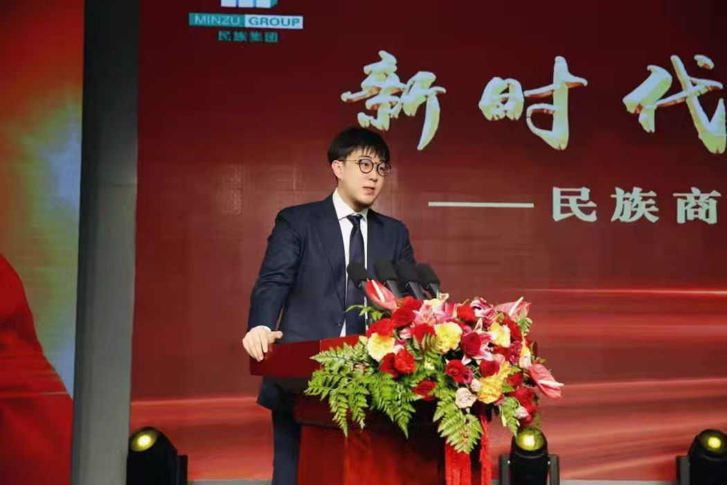雲鵬(內蒙古民族控股集團有限責任公司董事兼總經理) 雲鵬(內蒙古民族控股集團有限責任公司董事兼總經理)