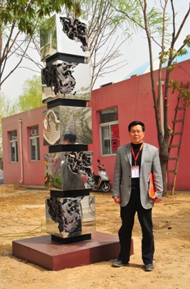 傅新民在清華校園雕塑節個人作品前留影