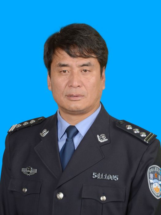 多吉(西藏昌都市司法局黨組成員、四級高級警長,戒毒所所長) 多吉(西藏昌都市司法局黨組成員、四級高級警長,戒毒所所長)